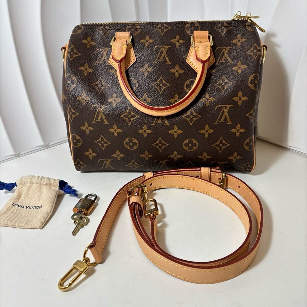 Louis Vuitton Monogram Speedy 25. Like new!